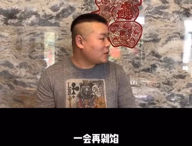 岳雲鵬回老家過年包兩大盤餃子,手法嫻熟接地氣,指揮親友顯地位