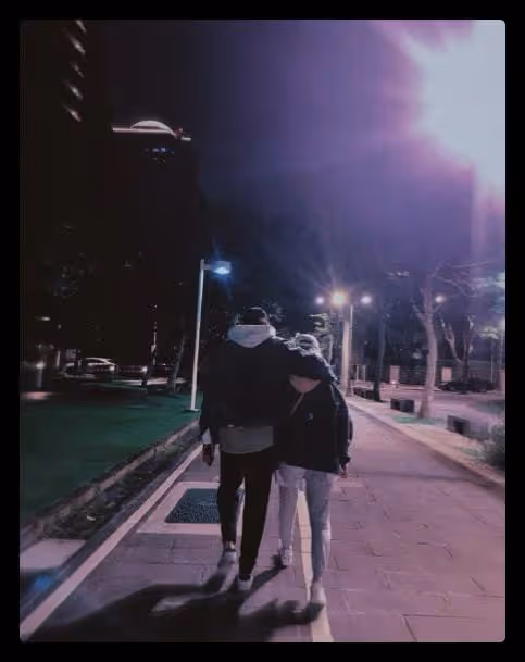 蕭亞軒在街頭獨自遛狗,被咬毀容也不離不棄,和小16歲男友仍分居