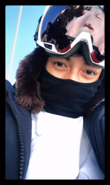 蕭亞軒在街頭獨自遛狗,被咬毀容也不離不棄,和小16歲男友仍分居