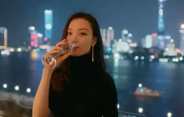 我前妻是個狠角色,為報復我媽忍了16年,燒完紙錢才提的離婚