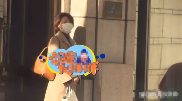 48歲董卿近況曝光!打扮溫柔酒店會友,門口等車站姿筆直顯主持范