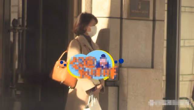 48歲董卿近況曝光!打扮溫柔酒店會友,門口等車站姿筆直顯主持范