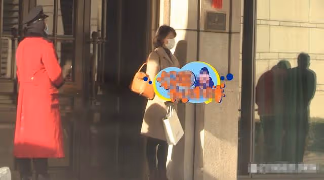 48歲董卿近況曝光!打扮溫柔酒店會友,門口等車站姿筆直顯主持范
