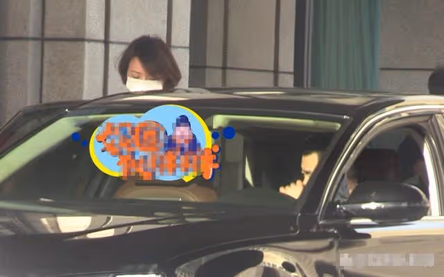 48歲董卿近況曝光!打扮溫柔酒店會友,門口等車站姿筆直顯主持范