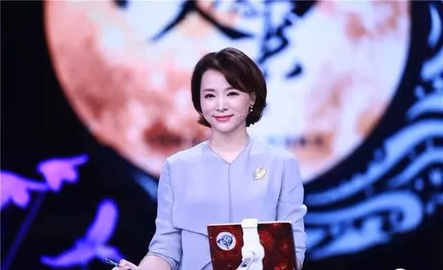 48歲董卿近況曝光!打扮溫柔酒店會友,門口等車站姿筆直顯主持范