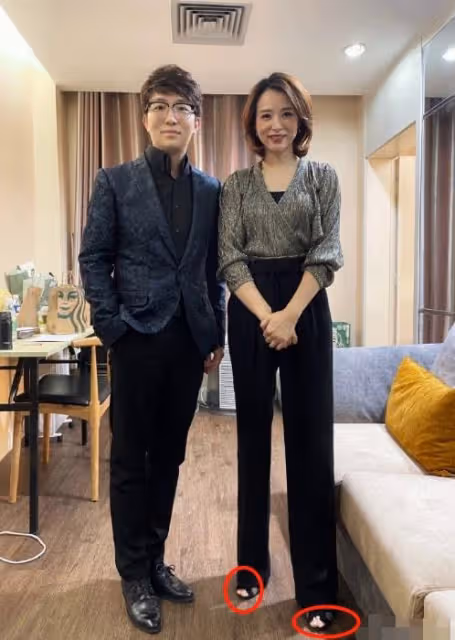 48歲董卿近況曝光!打扮溫柔酒店會友,門口等車站姿筆直顯主持范