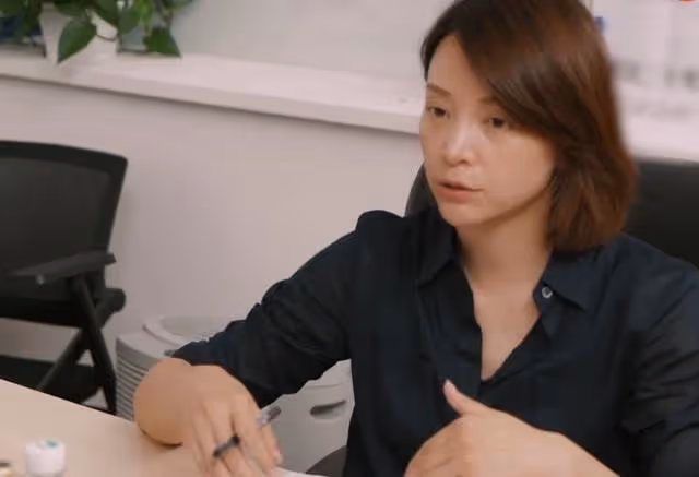 48歲董卿近況曝光!打扮溫柔酒店會友,門口等車站姿筆直顯主持范