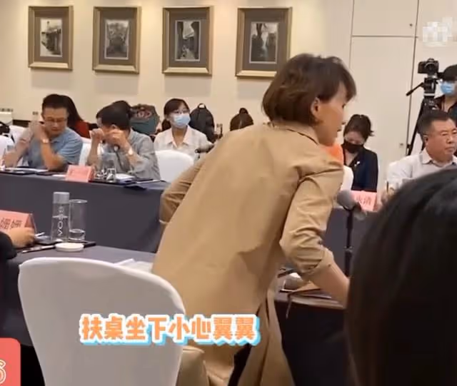 48歲董卿近況曝光!打扮溫柔酒店會友,門口等車站姿筆直顯主持范