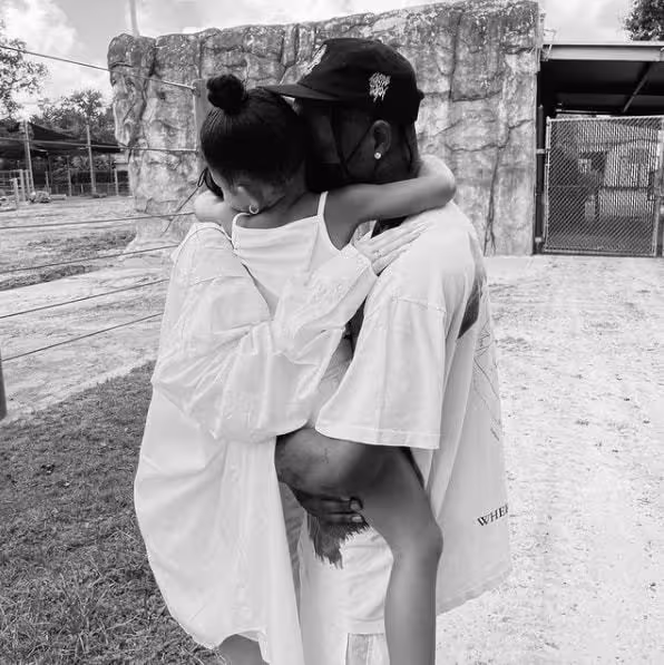 24歲金小妹喜得二胎！與男友至今未婚卻已育兩娃，身家高達58億