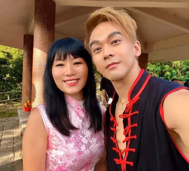 愜意!香港知名女星邀友人做客豪宅,空間寬敞可供滿屋動物到處飛