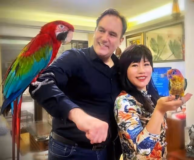 愜意!香港知名女星邀友人做客豪宅,空間寬敞可供滿屋動物到處飛