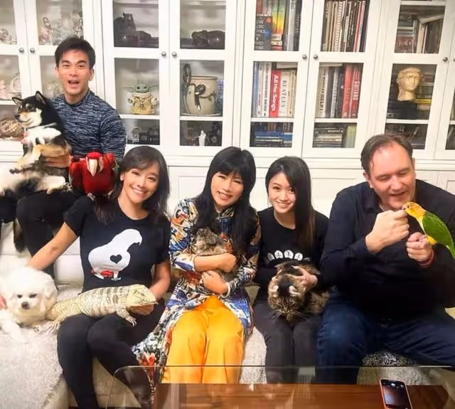 愜意!香港知名女星邀友人做客豪宅,空間寬敞可供滿屋動物到處飛