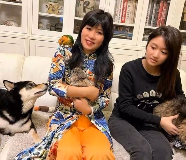 愜意!香港知名女星邀友人做客豪宅,空間寬敞可供滿屋動物到處飛