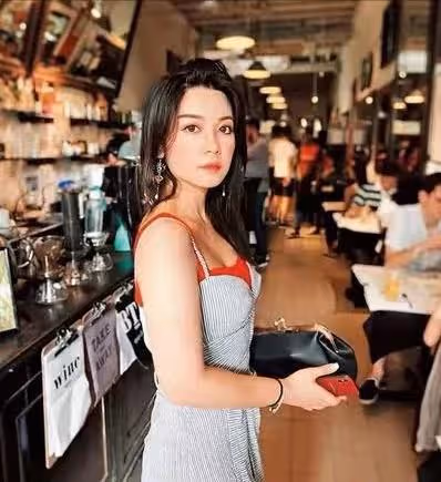 公開暢談感情經歷!香港女星大曝前任是渣男,但仍對其念念不忘