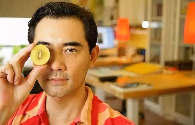 台灣著名男星罕見曬近照!移居內地生活,美男子變白鬍子光頭大叔