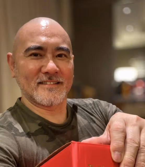 台灣著名男星罕見曬近照!移居內地生活,美男子變白鬍子光頭大叔