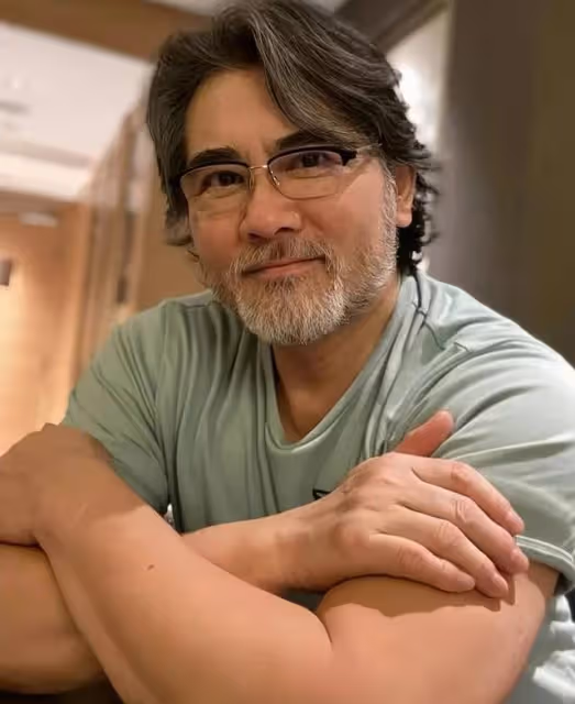 台灣著名男星罕見曬近照!移居內地生活,美男子變白鬍子光頭大叔