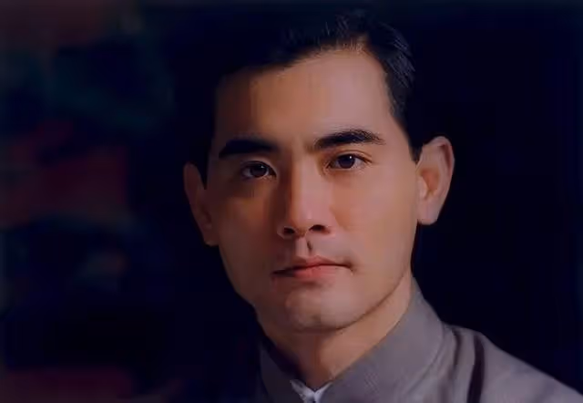 台灣著名男星罕見曬近照!移居內地生活,美男子變白鬍子光頭大叔