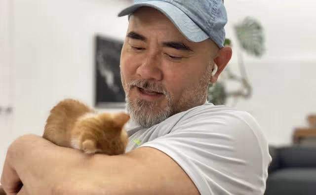台灣著名男星罕見曬近照!移居內地生活,美男子變白鬍子光頭大叔
