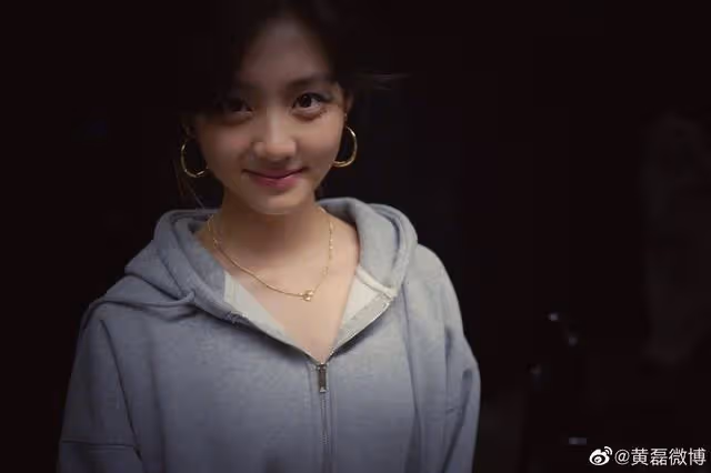 黃磊曬照為大女兒慶生,畫面顯溫馨,16歲黃多多戴金耳環過於成熟