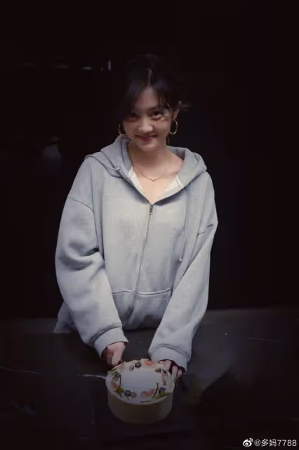 黃磊曬照為大女兒慶生,畫面顯溫馨,16歲黃多多戴金耳環過於成熟