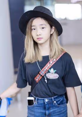 黃磊曬照為大女兒慶生,畫面顯溫馨,16歲黃多多戴金耳環過於成熟