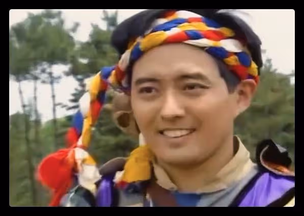 57歲台星回內地老家,登台為爺爺慶生獲熱捧,五代人同框陣仗大