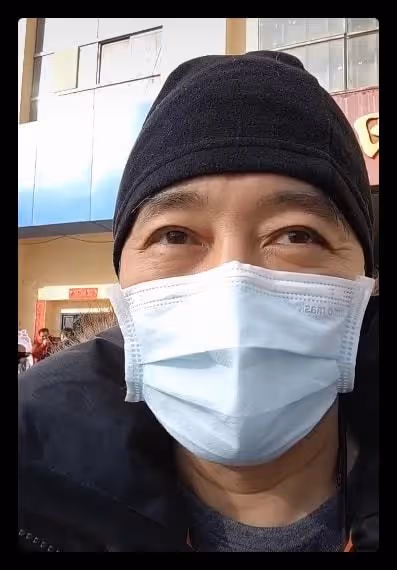 57歲台星回內地老家,登台為爺爺慶生獲熱捧,五代人同框陣仗大
