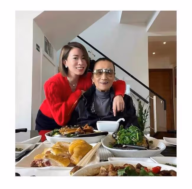 85歲謝賢和佘詩曼慶新年,搭肩摟脖子好親密,戴耳環項鍊似老太太