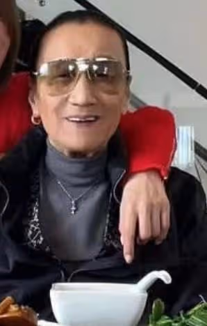 85歲謝賢和佘詩曼慶新年,搭肩摟脖子好親密,戴耳環項鍊似老太太