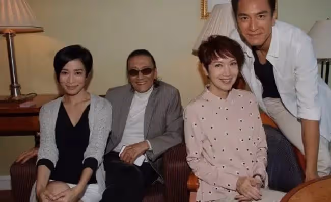 85歲謝賢和佘詩曼慶新年,搭肩摟脖子好親密,戴耳環項鍊似老太太