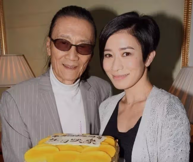 85歲謝賢和佘詩曼慶新年,搭肩摟脖子好親密,戴耳環項鍊似老太太