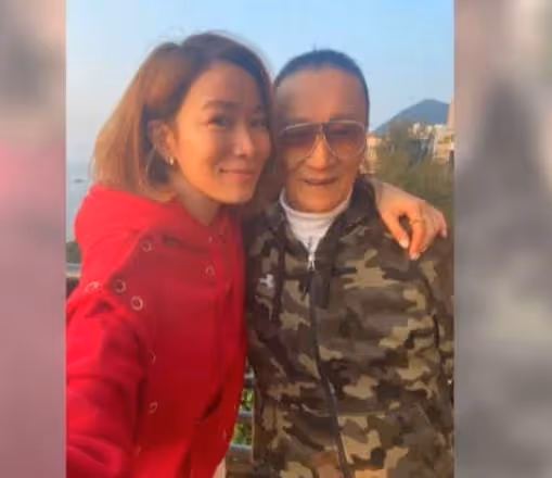 85歲謝賢和佘詩曼慶新年,搭肩摟脖子好親密,戴耳環項鍊似老太太