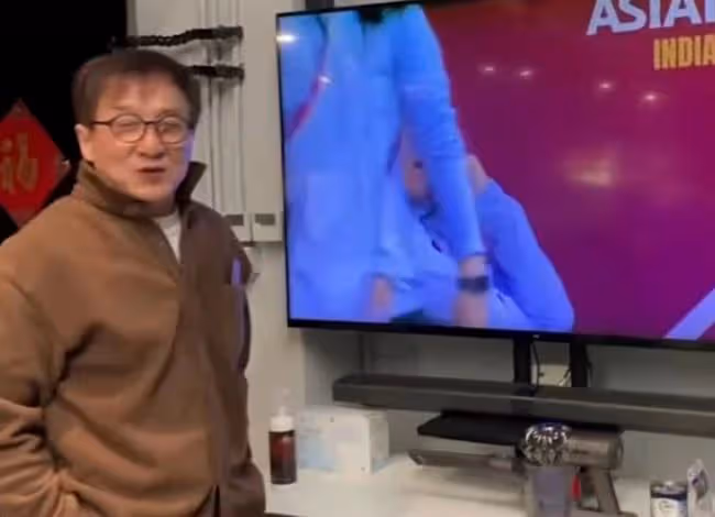 成龍家中慶中國女足奪冠!客廳內景顯樸素,牆壁7大控板暗藏玄機