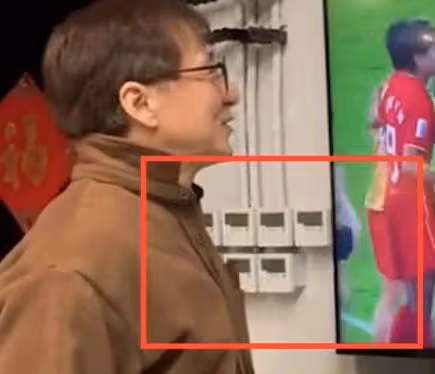 成龍家中慶中國女足奪冠!客廳內景顯樸素,牆壁7大控板暗藏玄機