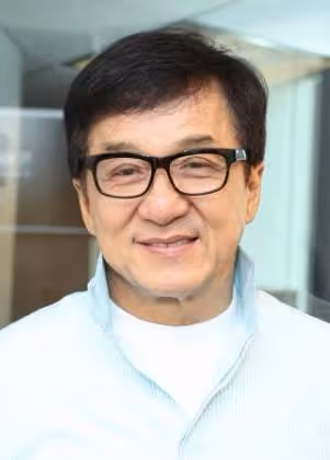 成龍家中慶中國女足奪冠!客廳內景顯樸素,牆壁7大控板暗藏玄機