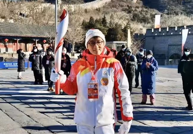 成龍家中慶中國女足奪冠!客廳內景顯樸素,牆壁7大控板暗藏玄機
