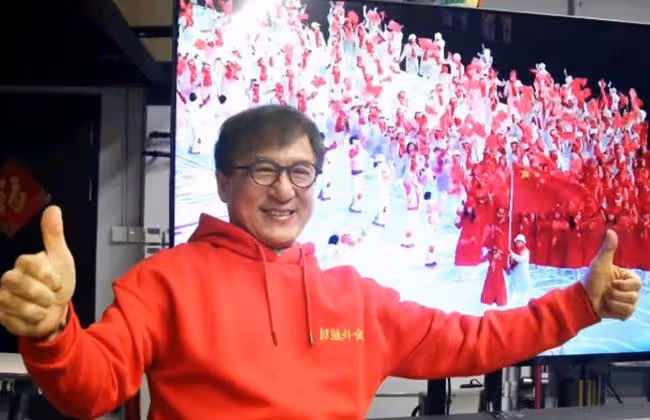 成龍家中慶中國女足奪冠!客廳內景顯樸素,牆壁7大控板暗藏玄機