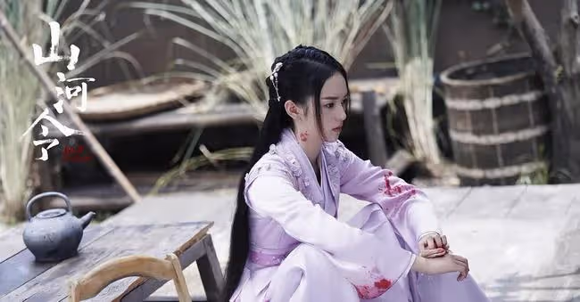 被譽為95後神顏的周也，為何上電視總是五官亂飛？根本原因找著了