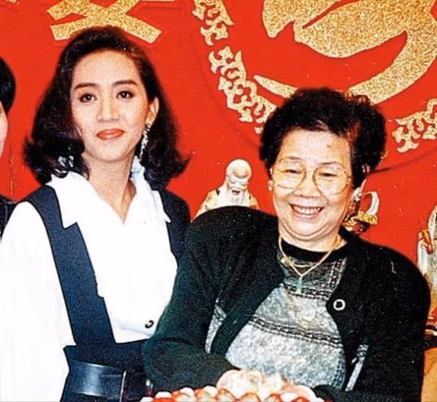 梅母每月20萬不夠花要賣女兒內衣,年老生病無人管,一切皆有因果