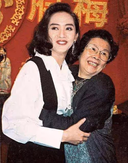 梅母每月20萬不夠花要賣女兒內衣,年老生病無人管,一切皆有因果