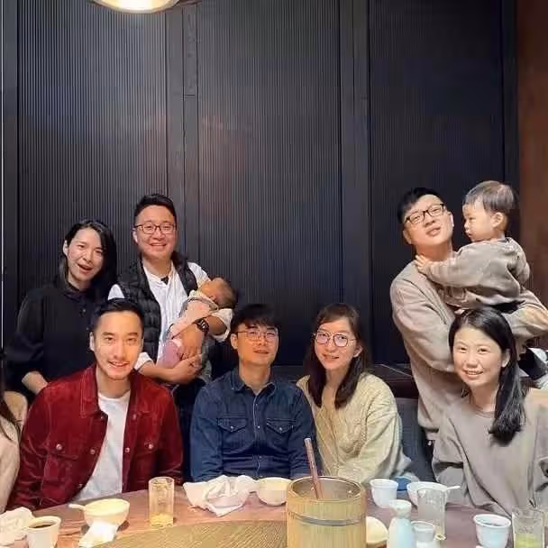 賴弘國求婚成功,未婚妻顏值不輸阿嬌,身材氣質像李靚蕾