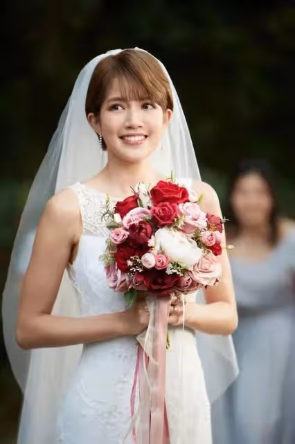明艷照人！28歲「宅男女神」穿上婚紗演繹出嫁心情，盡顯完美體態