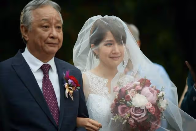 明艷照人！28歲「宅男女神」穿上婚紗演繹出嫁心情，盡顯完美體態