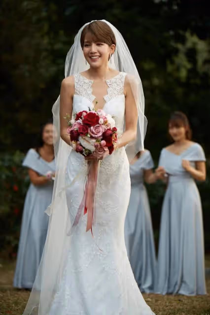 明艷照人！28歲「宅男女神」穿上婚紗演繹出嫁心情，盡顯完美體態