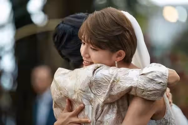 明艷照人！28歲「宅男女神」穿上婚紗演繹出嫁心情，盡顯完美體態