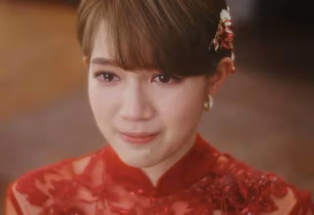 明艷照人！28歲「宅男女神」穿上婚紗演繹出嫁心情，盡顯完美體態