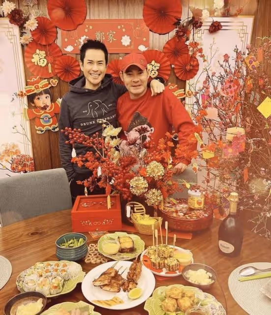 搞笑!TVB實力男星到鄭嘉穎家中拜年,獲對方熱情獻吻卻一臉嫌棄