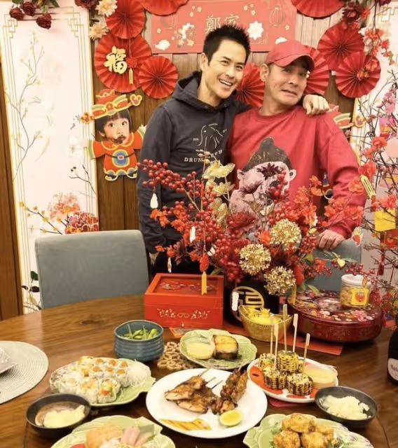 搞笑!TVB實力男星到鄭嘉穎家中拜年,獲對方熱情獻吻卻一臉嫌棄