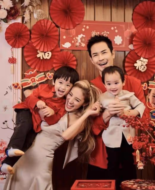 搞笑!TVB實力男星到鄭嘉穎家中拜年,獲對方熱情獻吻卻一臉嫌棄